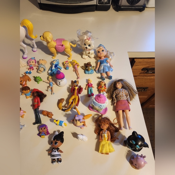 Miscellaneous Grab Bag of Figurines - Picture 3 of 3